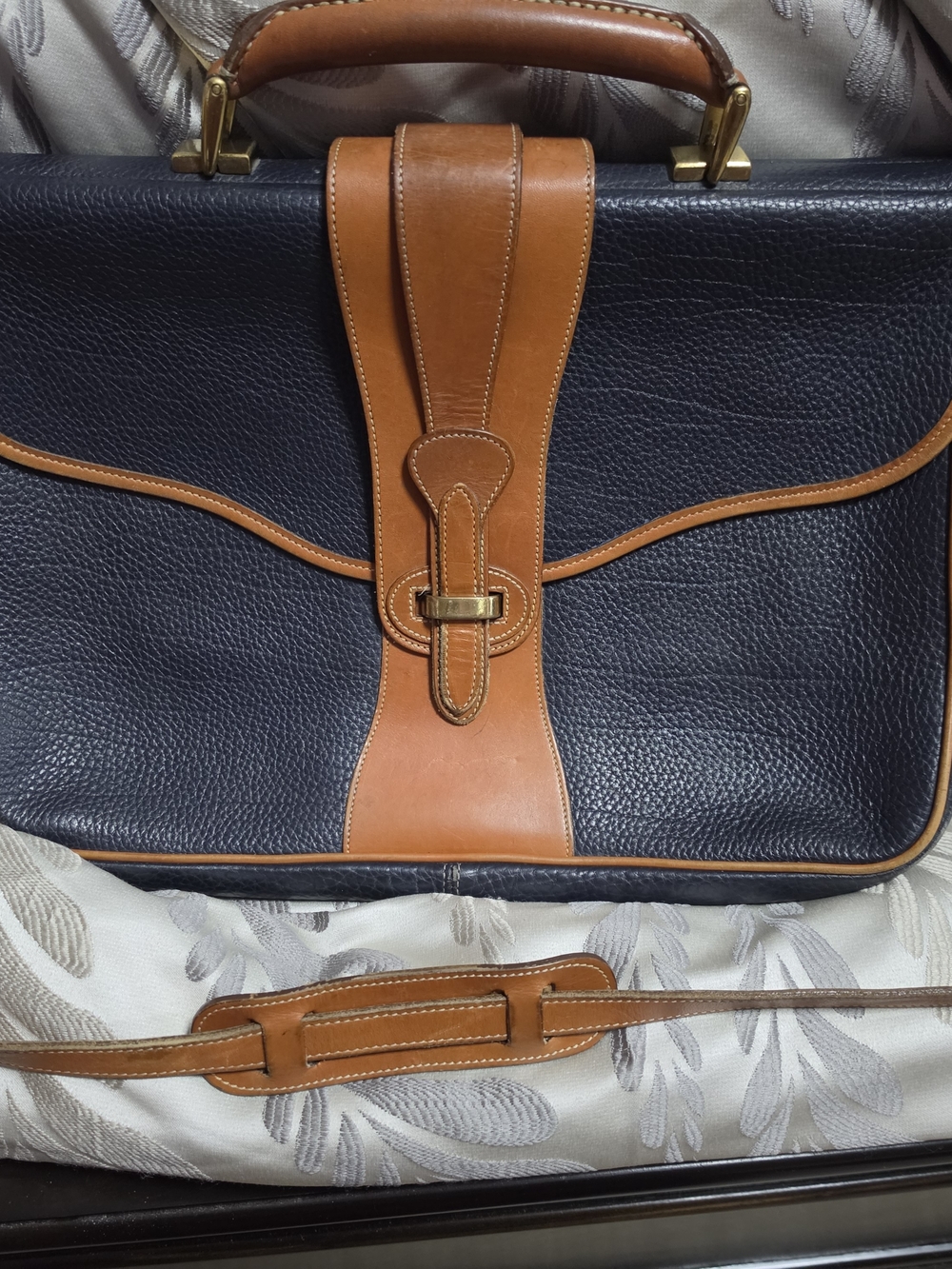 Dooney & Bourke Vintage Leather Laptop Bag – Navy & Tan